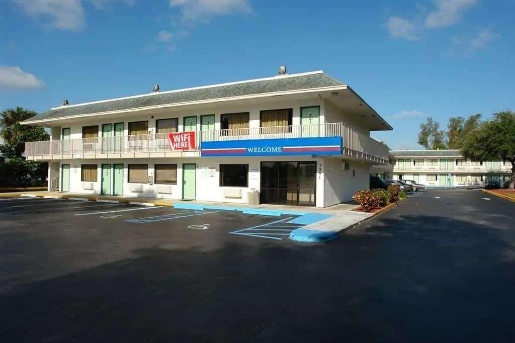 Travelodge By Wyndham Pompano Beach Exteriör bild