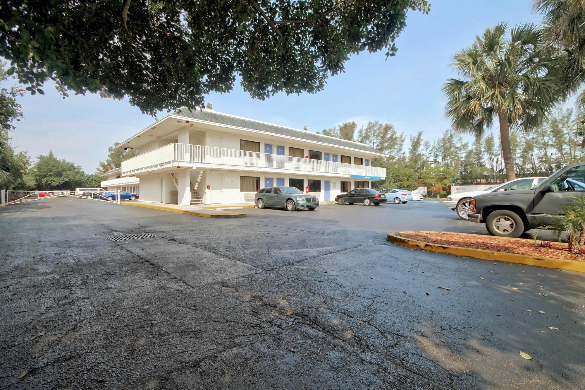 Travelodge By Wyndham Pompano Beach Exteriör bild