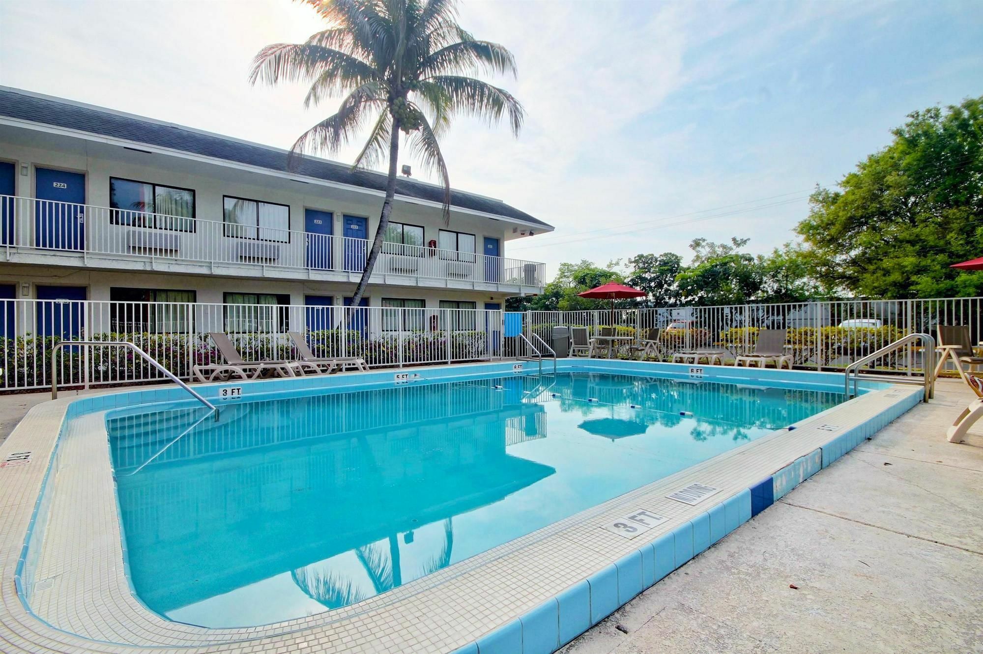 Travelodge By Wyndham Pompano Beach Exteriör bild